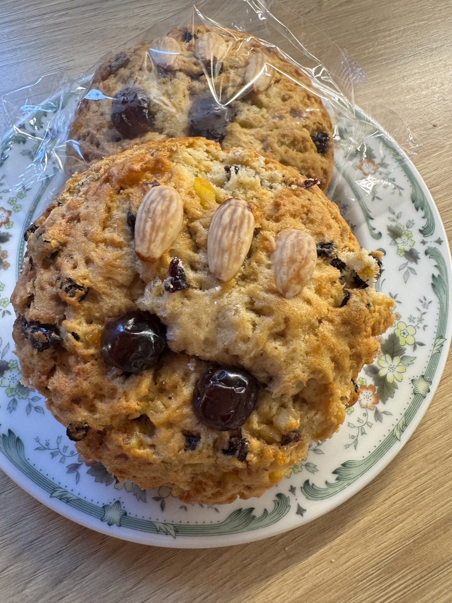 CarolineJames12's tweet image. Who loves a #fatrascal ?  🍰🧁
A firm favourite from the wonderful #Bettys in #York