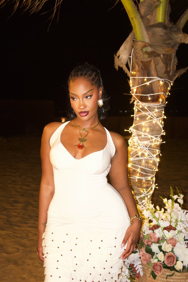 temsszn's tweet image. 5'9", brown eyes, innit, innit 😍✨