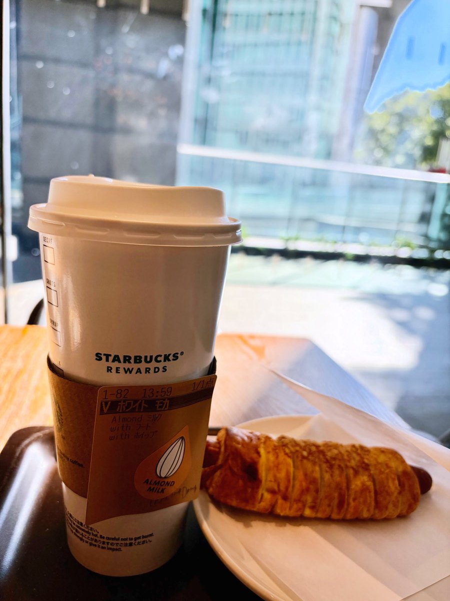 オーディション前のカフェタイム☕
初めてのベンティ！少しやり過ぎかと思ったけど...意外と時間があったのでゆったり飲めた😆アーモンドミルクにカスタマイズも👍美味しゅうございました✨
#スタバ #コーヒー #ホワイトモカ  #ベンティーサイズ #アーモンドミルク  #オーディション #starbucks #venti