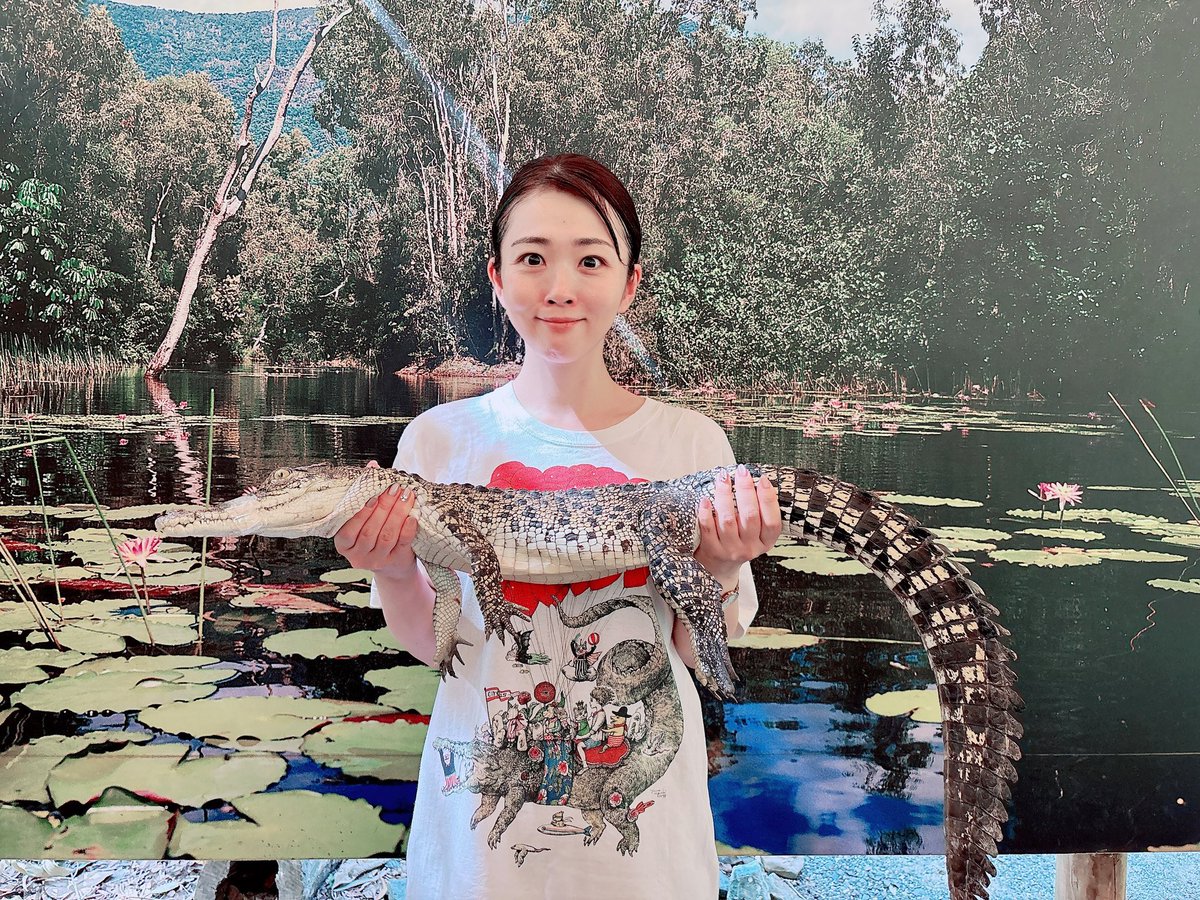 メッセージたくさんありがとうございます✨✨とても嬉しいです☺️
いくつになっても祝っていただくのは嬉しいです。

去年の今日はカモノハシを探しにオーストラリアに行ってました。
残念ながら見つけられなかったのですが子ワニの抱っこなどをしましたよ。顔が強張ってますね。

今年は穏やかな1日。