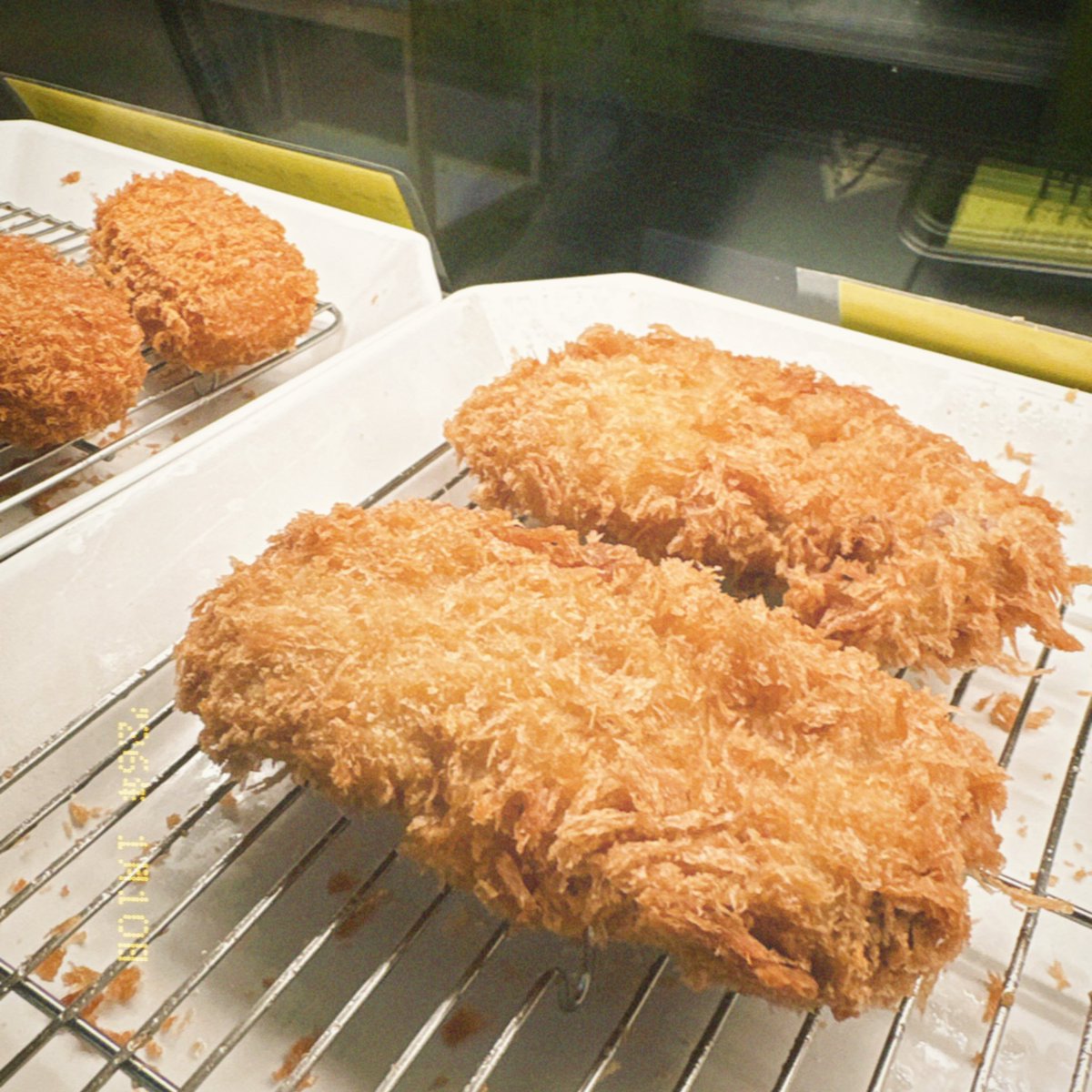 メンチカツ、から揚げ、コロッケ、ミニヒレカツ、コーンクリームコロッケ、春巻きがあります❣️❣️