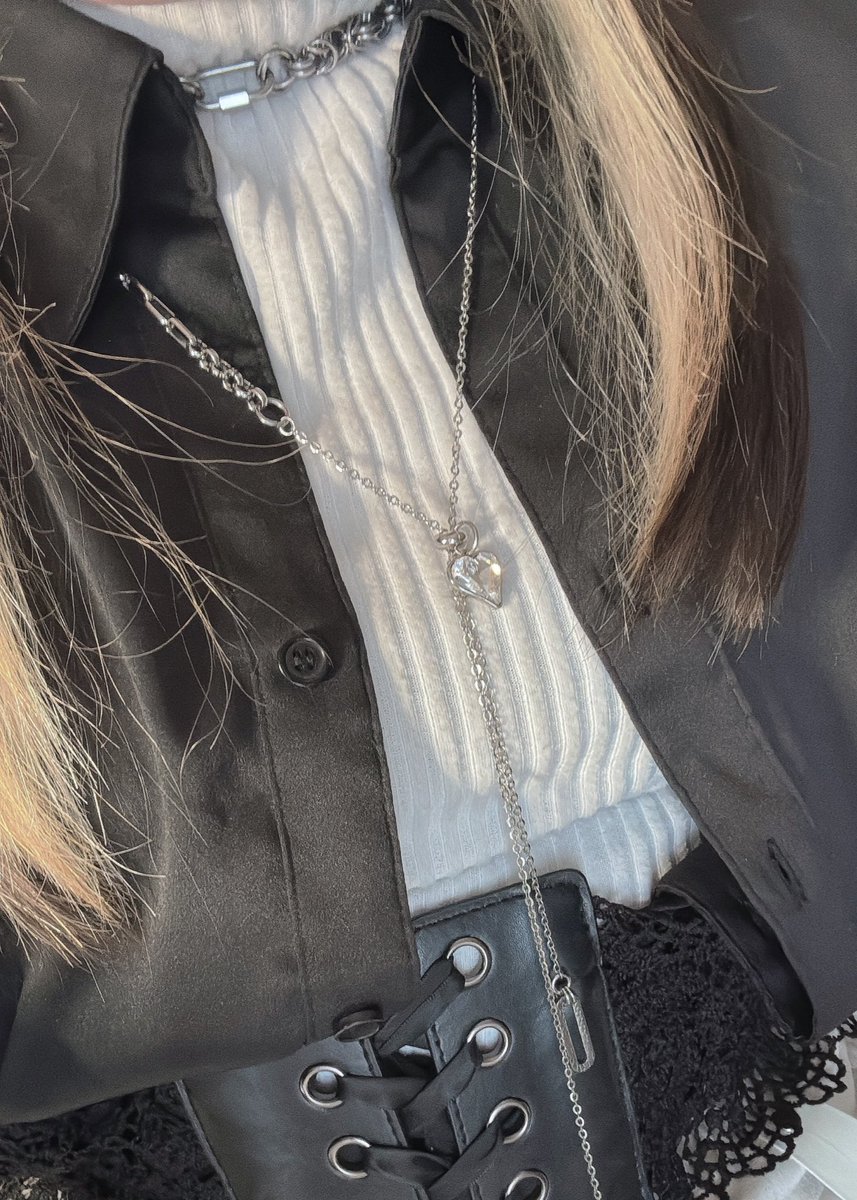 こんにちは〜っ！(こんばんはかも？！)

実は最近シリーズ作品を作ってまして……

試しに着けてみたお写真を
ちらっと見せちゃいます🫶🏻⟡.·*.

ストーリーも楽しめる
アクセサリーがまた仕上がりました🤍♪♪