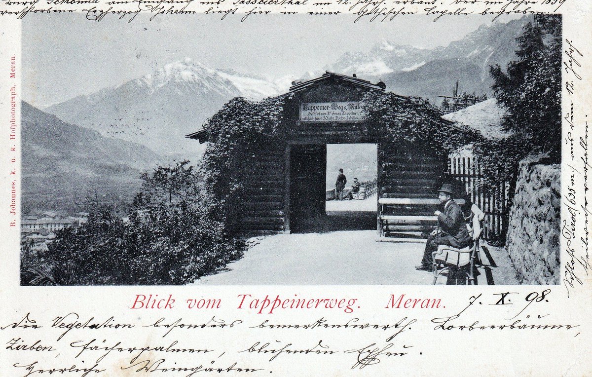 Diese  Karte vom Tappeinerweg liebe ich besonders...das Bild zeigt die  Schutzhütte aus einer Zeit (1898) als der Tappeinerweg nur im ersten  Abschnitt (ca. 2 km) von der Gilfpromenade bis zur Galileistraße fertig war.
südtirol-erleben.net/tappeinerweg_m…
#meran #südtirol #alteansichtskarte