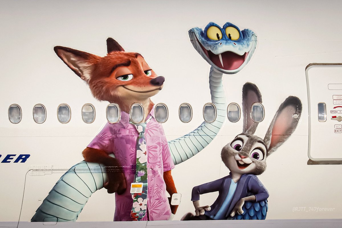 RJTT_747forever's tweet image. 本日は久しぶりに成田へ。快晴の下、漸くCIのズートピア塗装機を記録できました！🐰🐍🦊

China Airlines 🇹🇼
Boeing 777-36N(ER) B-18055
"Zootopia 2 Livery"
NRT/RJAA 2025.01.10 #成田空港