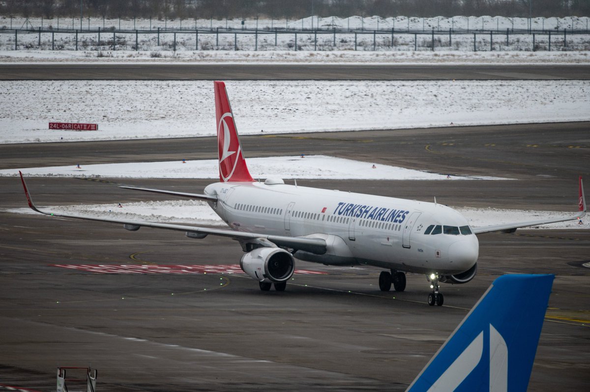 niusde_'s tweet image. Landung in Eis und Schnee: 32 Afghanen aus Aufnahmeprogramm nach Deutschland gebracht. Die Bundesregierung hatte das Programm im Mai eigentlich gestoppt. 
nius.de/nachrichten/ne…