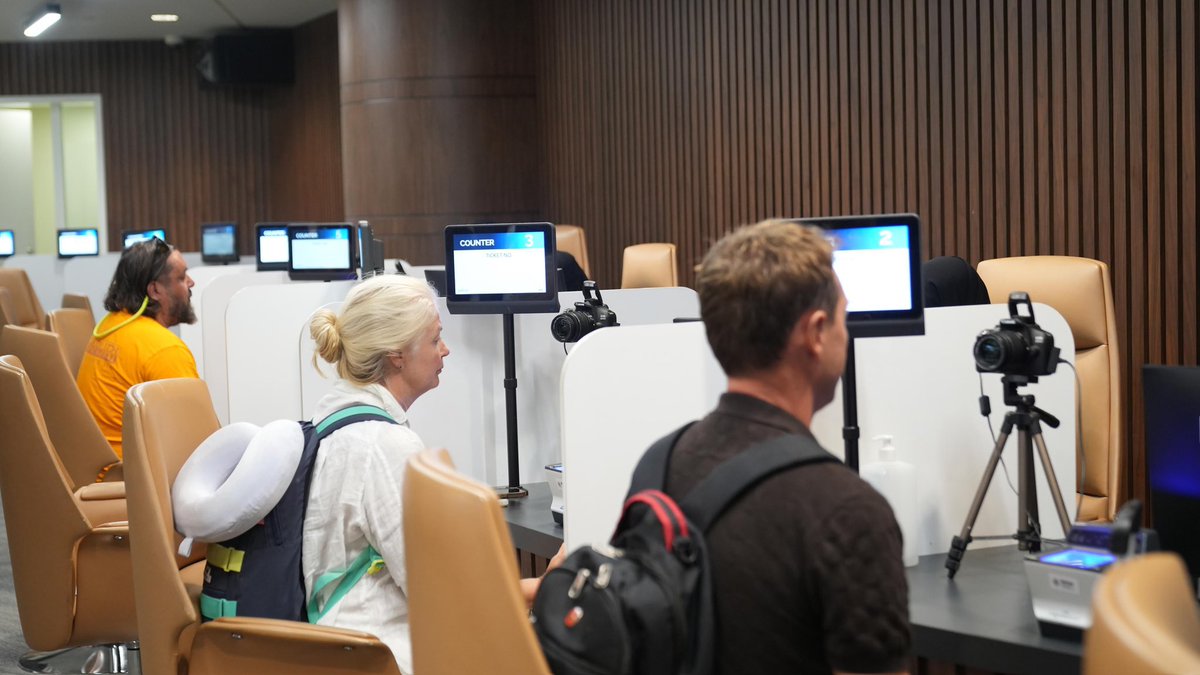 makkahregion's tweet image. 📷..
"#الجوازات"
تنهي إجراءات سفر السياح القادمين من جزيرة سقطرى، وتقدم لهم جميع التسهيلات اللازمة لمعالجة أوضاعهم بـ #مطار_الملك_عبدالعزيز