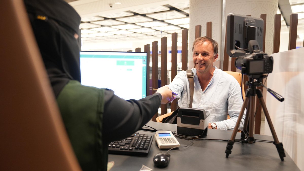 makkahregion's tweet image. 📷..
"#الجوازات"
تنهي إجراءات سفر السياح القادمين من جزيرة سقطرى، وتقدم لهم جميع التسهيلات اللازمة لمعالجة أوضاعهم بـ #مطار_الملك_عبدالعزيز