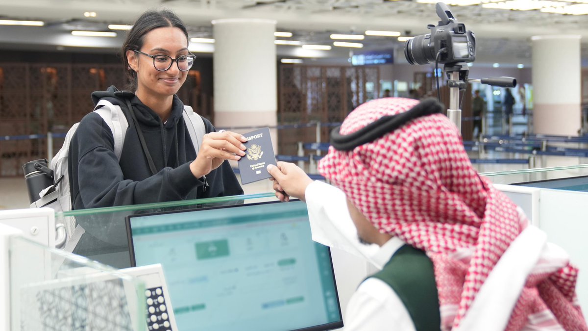 makkahregion's tweet image. 📷..
"#الجوازات"
تنهي إجراءات سفر السياح القادمين من جزيرة سقطرى، وتقدم لهم جميع التسهيلات اللازمة لمعالجة أوضاعهم بـ #مطار_الملك_عبدالعزيز