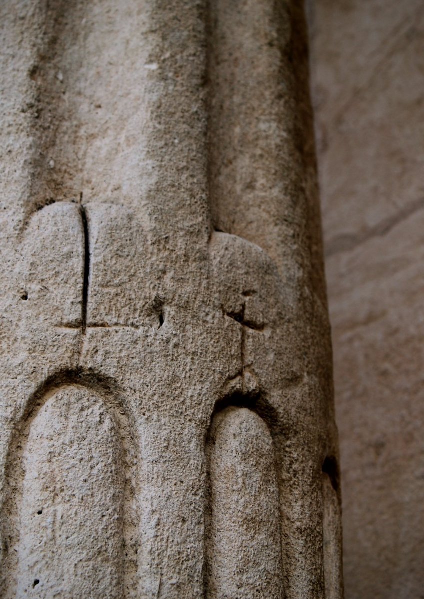 ↠

Las preguntas que planteamos,
y nuestras dudas, dependen del
hecho de que algunas proposiciones
están exentas de duda, son como
bisagras sobre las que giran.
📕 Sobre la certeza

El saber es como una ceniza fría,
gris que recubre la brasa.
📘 Observaciones

WITTGENSTEIN🔥

↞