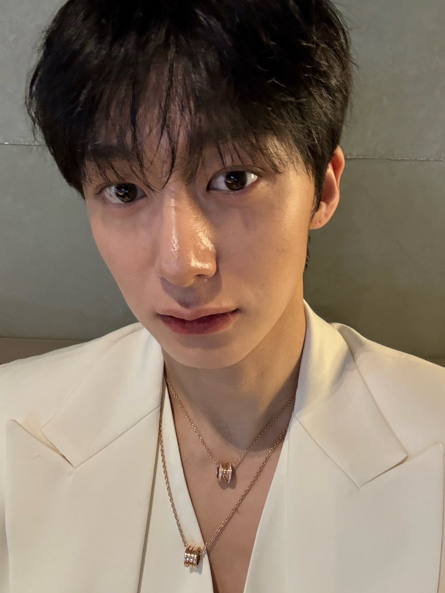 's tweet image. hyungwon 🫧 update [18:36] #형원 💌

🐢 what are you doing? i just walked on the red carpet did you see it?
🐢 how was it do i look less puffy today?? 😂
🐢 was i “chic”??? ㅋㅋㅋㅋㅋ
🐢 being chic is hard though ㅜ
🐢 (photo)
🐢 you should watch the stage later too~~ (2/2)