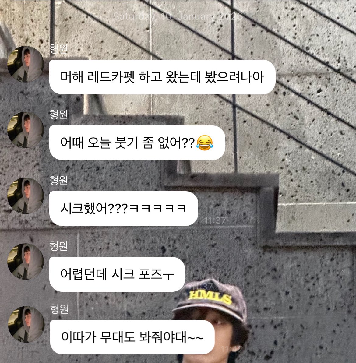 's tweet image. hyungwon 🫧 update [18:36] #형원 💌

🐢 what are you doing? i just walked on the red carpet did you see it?
🐢 how was it do i look less puffy today?? 😂
🐢 was i “chic”??? ㅋㅋㅋㅋㅋ
🐢 being chic is hard though ㅜ
🐢 (photo)
🐢 you should watch the stage later too~~ (2/2)