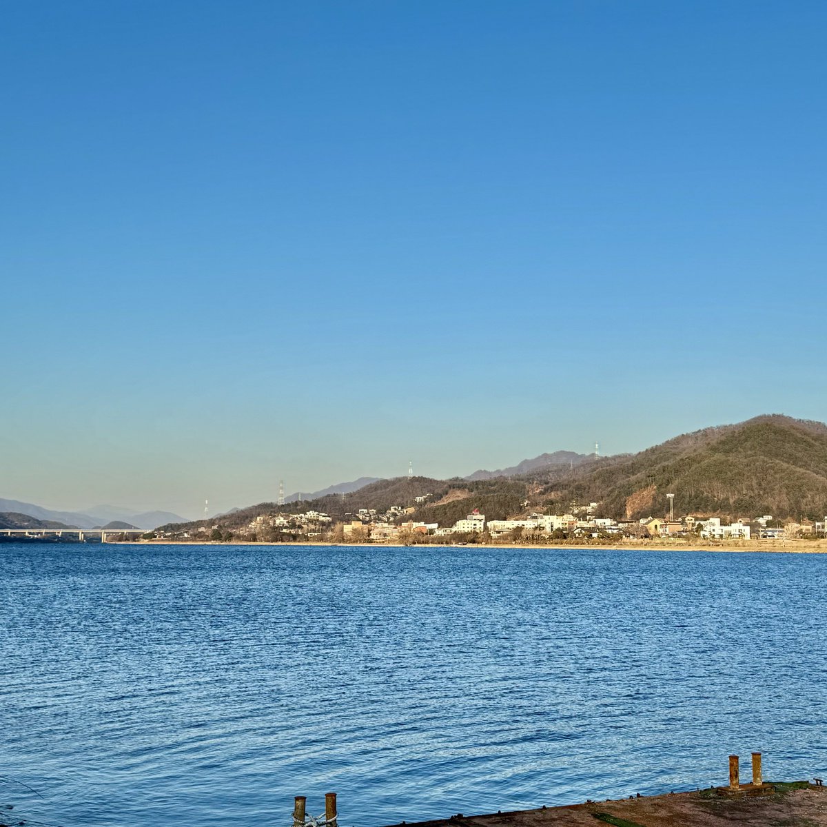 Complex_weekend's tweet image. 무뎌지고 지나갔다 생각하지만 종종 휘몰아친다
잔뜩 웅크리고 따뜻함에 안겨있고 싶다
다정함과 나긋한 온기에 기대고 싶다
지치고 헤진 마음은 내가 기워야지
약한 모습 드러내기 싫지만. 기록해야지.
단단하지만 생채기는 날 수 있으니까,
흉터가 아릴 수 있지