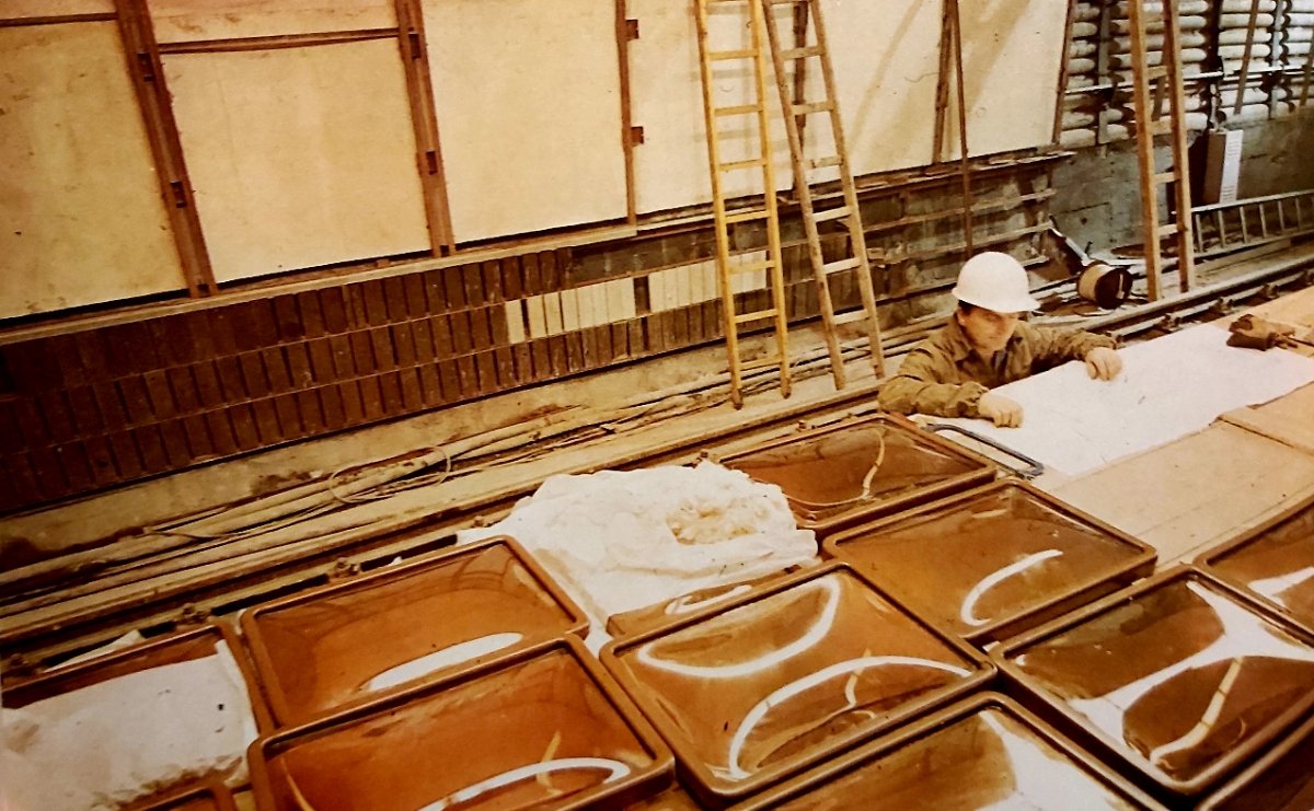 Ve věku 96 let zemřel předevčírem sochař, pedagog a sklářský výtvarník Václav Cigler (1929-2026). Jeho dílo je a zůstane ve veřejném prostoru nepřehlédnutelné. Třeba jako ikonické „obrazovky“ ve stanici metra B Náměstí Republiky. #pomniky