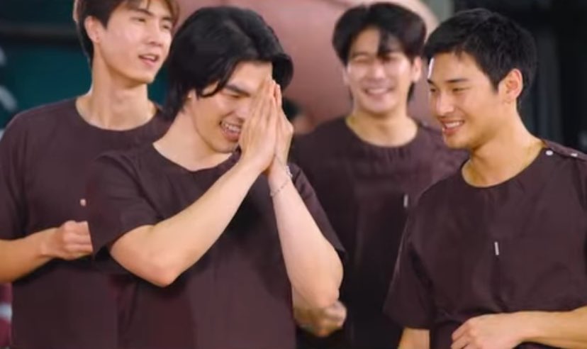 iamisus's tweet image. กรมราชทัณฑ์ BOC กำหนดวันให้ญาติเข้าเยี่ยมแล้วนะคะ สำหรับประชาชนที่ได้แจ้งความประสงค์ติดต่อไว้ ห้ามพกสิ่งของเข้าเรือนจำค่ะ แล้วที่ข้อมือพี่สนยิ่งเหมือนกำไล em อ่ะจะบ้า 5555555 #beongame