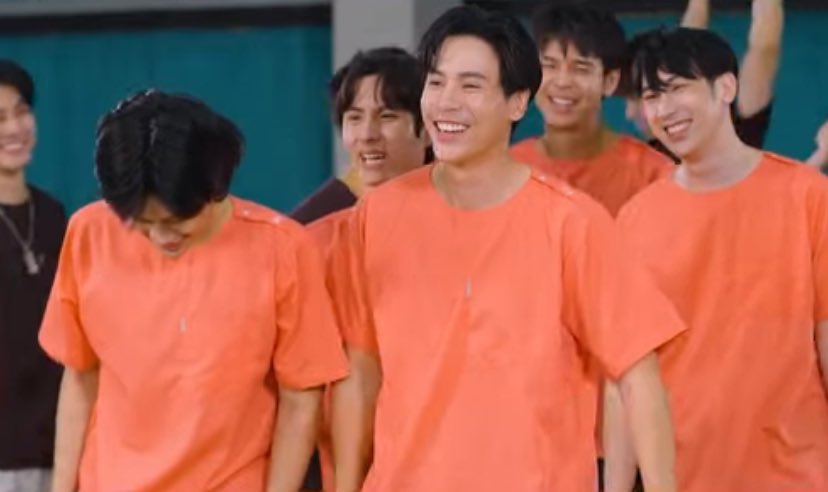 iamisus's tweet image. กรมราชทัณฑ์ BOC กำหนดวันให้ญาติเข้าเยี่ยมแล้วนะคะ สำหรับประชาชนที่ได้แจ้งความประสงค์ติดต่อไว้ ห้ามพกสิ่งของเข้าเรือนจำค่ะ แล้วที่ข้อมือพี่สนยิ่งเหมือนกำไล em อ่ะจะบ้า 5555555 #beongame