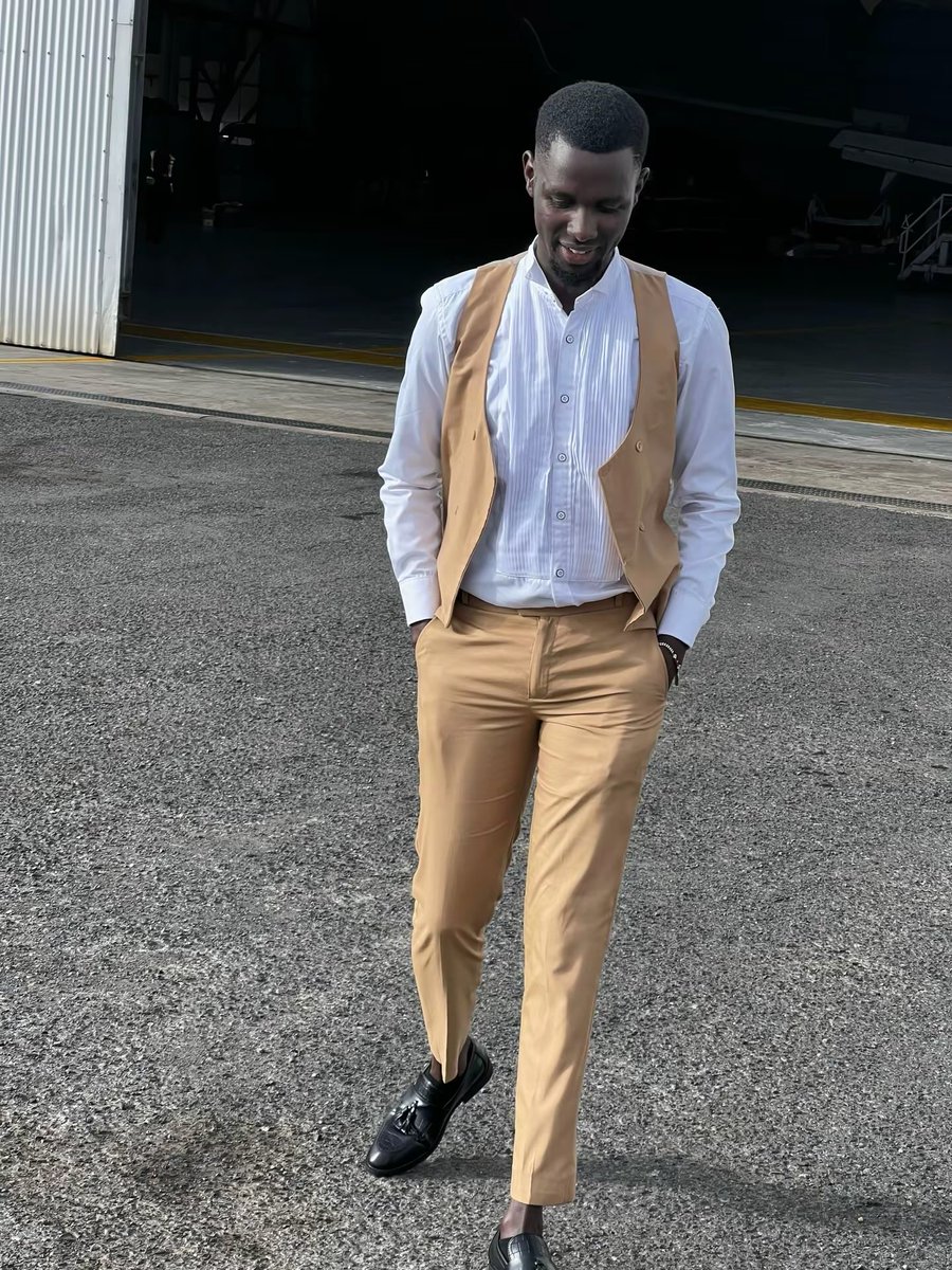 nic_nesh's tweet photo. Today is my birthday 🥳🎉 🎂.And I having nothing much but thanks to the Almighty God for coloring my life🫡🧎🧎‍♂️💯🙏 https://t.co/x7HOSIDOjc
