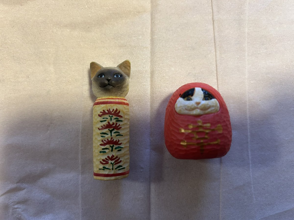 sawanuts's tweet image. 亡き愛猫ハチのガチャポン集めは、1周忌過ぎた本年も続いております。
新しい年にぴったりなにゃんこだるま。もともとは三毛猫を油性ペンでハチワレに。
その前に出たシャム猫こけしは娘にあげようと思います。