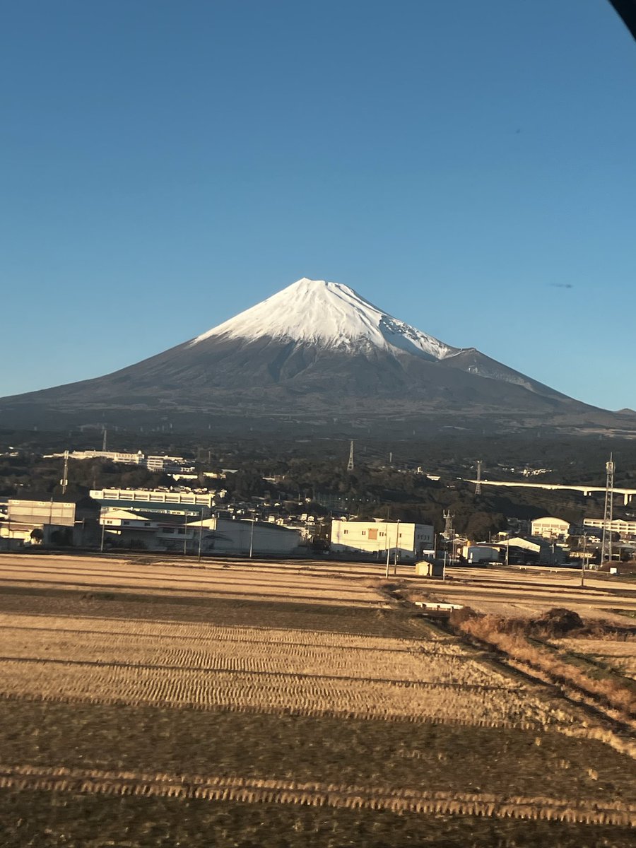 runforFUN483974's tweet photo. いつもの公園の🗻と大阪から帰省帰りの🚅から見た🗻　年始暇で伊丹空港でずっと飛行機見てた✈️こんな頭上で見れるとはびっくりでした！新年早々家族でインフルになり、波乱のスタートでしたが…今年もよい一年になりますように🌅✨3月頃にあるいい感じのハーフマラソン探し中…周回は苦手😂　#富士山 https://t.co/C2oeS1yudj