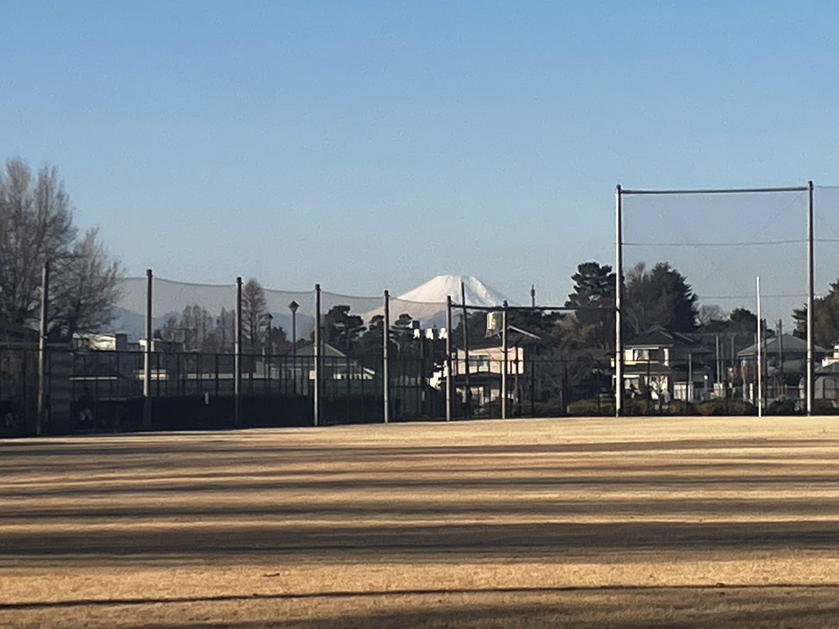 runforFUN483974's tweet photo. いつもの公園の🗻と大阪から帰省帰りの🚅から見た🗻　年始暇で伊丹空港でずっと飛行機見てた✈️こんな頭上で見れるとはびっくりでした！新年早々家族でインフルになり、波乱のスタートでしたが…今年もよい一年になりますように🌅✨3月頃にあるいい感じのハーフマラソン探し中…周回は苦手😂　#富士山 https://t.co/C2oeS1yudj