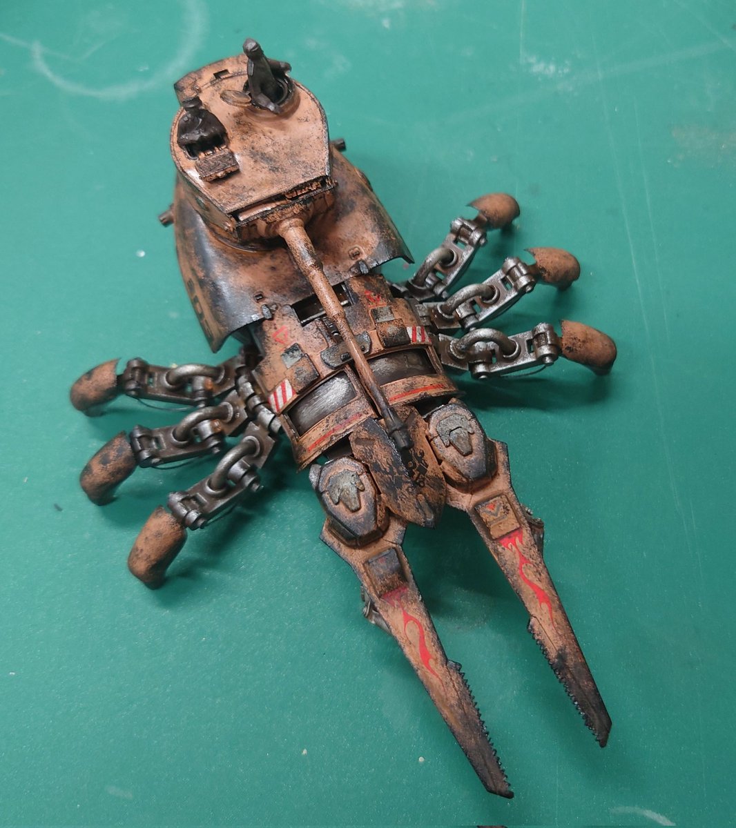 クワガタ型ゾイド。 砂漠迷彩を施した盗賊団のゾイドで、あまり強力と