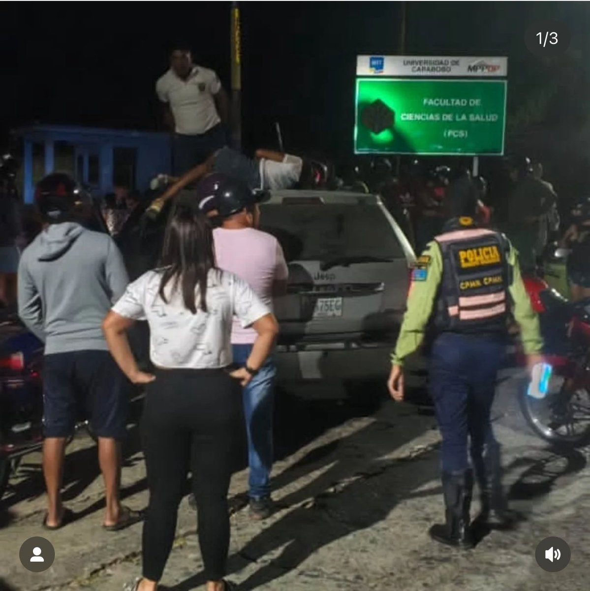>> #Viernes #09Enero #Naguanagua
Fuerte colisión entre una camioneta y una moto en el sector de #Naguanagua con sentido al Hospital #Carabobo la noche de éste viernes a las 07:45

Al parecer el fuerte impacto provocó que uno de los ocupantes de la moto, una dama, quedara sobre el