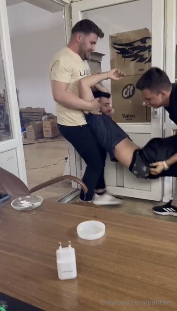 EmbarrassedMan tweet media