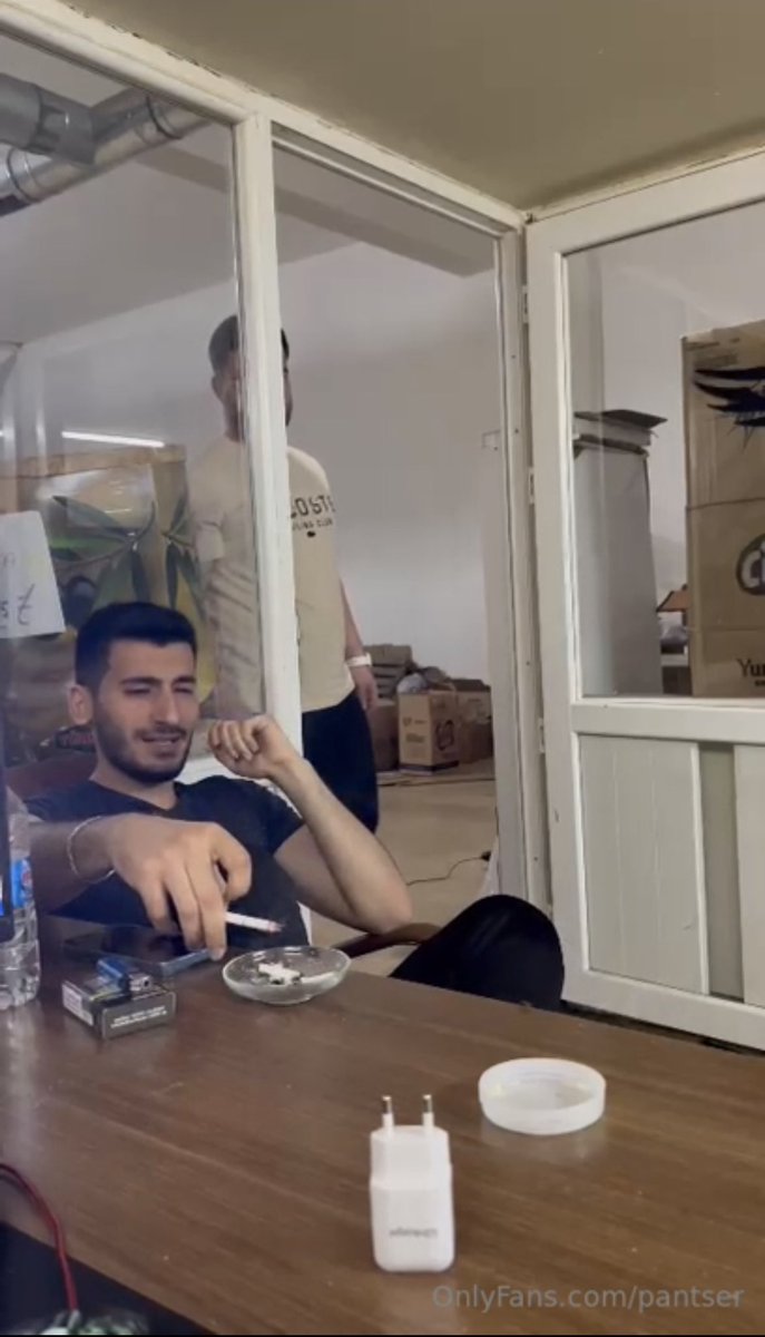 EmbarrassedMan tweet media