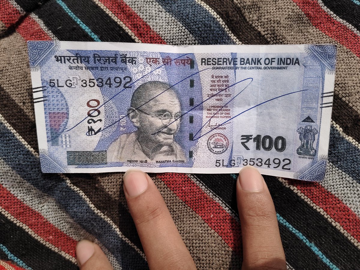 ____0Aman0____'s tweet photo. 9 Jan 2026 I got scammed by @OfficialDMRC I am in a hurry because I am late for my exam (I missed )  due to the late train (approx 2.5 hr) get out of train reached the Delhi Kishan Ganj get ticket (not checked the note because it in between 3 notes) and go towards exam centre 👇 https://t.co/dv2RnqSlCq