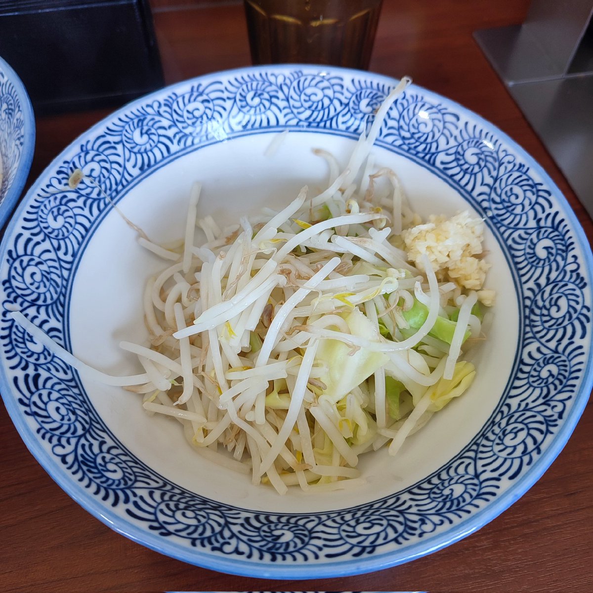 SASAMASA310's tweet photo. 松木田田さんの小ラーメン、ニンニクマシマシ、脂マシマシ野菜マシのオーダー。今年2回目の二郎系をいただきます。野菜と味付き脂を食べてから麺をすすり、途中でお酢をかけて味に変化をつける。おかわりの野菜とニンニクを食べて完食です。 https://t.co/pYmsPMpYJ0