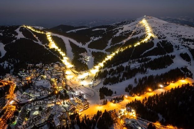 Have you tried night skiing on Kopaonik Mountain?
If not – you definitely should! Illuminated slopes, the calm of the mountain, and a special atmosphere create a completely new skiing experience. 

📷 <a href="/infokop/">infoKOP</a>