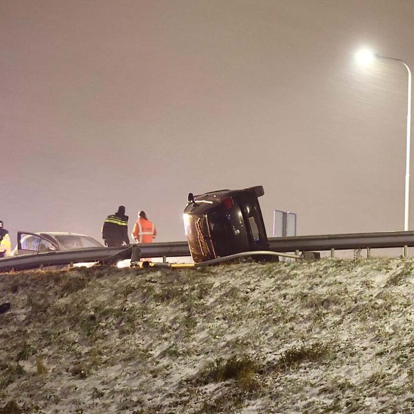 Auto op z'n kant naast de N201