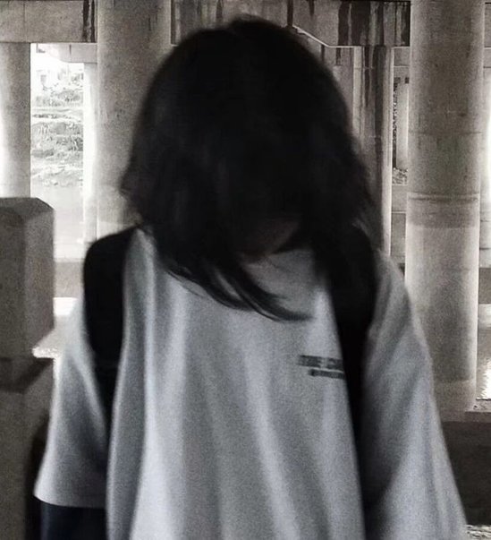 roughneck2011's tweet image. 散歩中に野良猫と目が合って、しばらく見つめ合いをした不思議な時間を過ごした 👨‍🎤