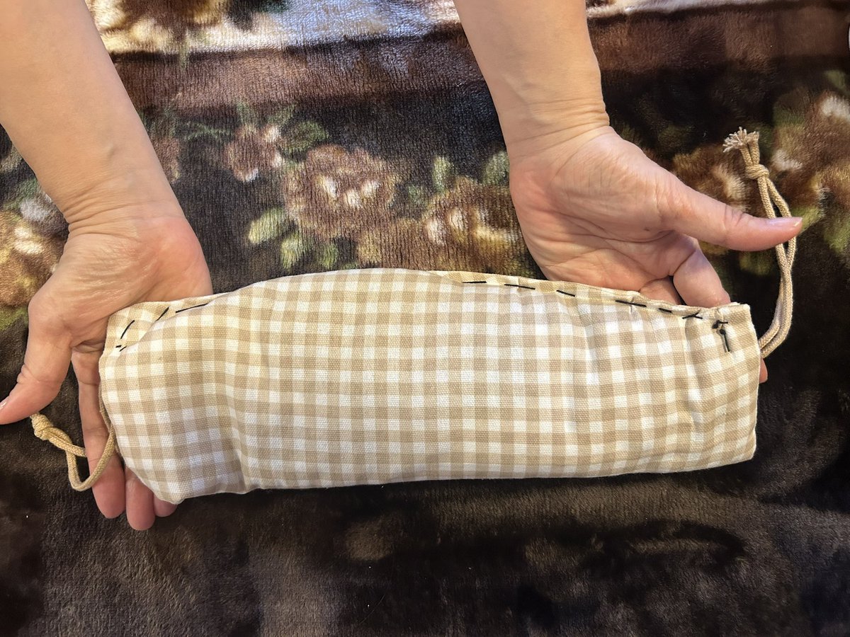 sawanuts's tweet image. 小豆のカイロ枕を作ってみました。
とは言え、見えないので、縫い物は苦手。百均で買ってきた巾着袋に500グラムの小豆を詰めて2回折り返し、糸で適当に縫ってみました。
500ワットで1分から1分半電子レンジでチン。
30分位ちょうど良い温かさが持続します。首に腰に、使いこごち最高^_^