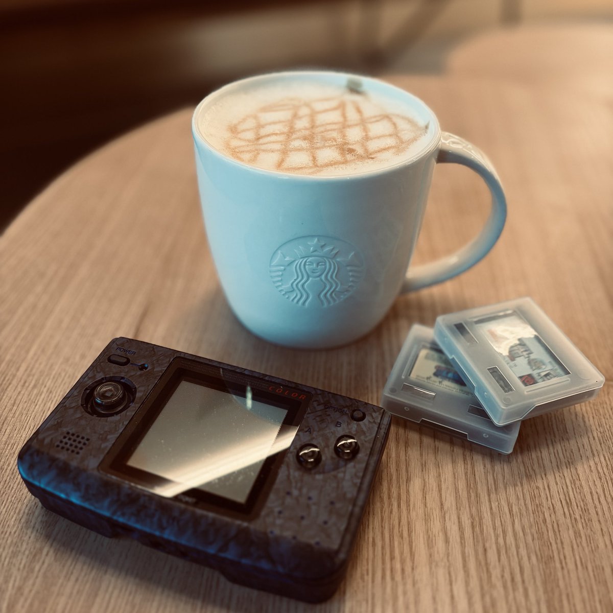 PassThePlunger_'s tweet photo. #PocketNcoffee - I only best to only play the #NeoGeoPocketColor when I’m out. Todays games: Metal Slug 2nd Mission & Cardfighters Clash @StarbucksUK https://t.co/5iFcgOOJ7w