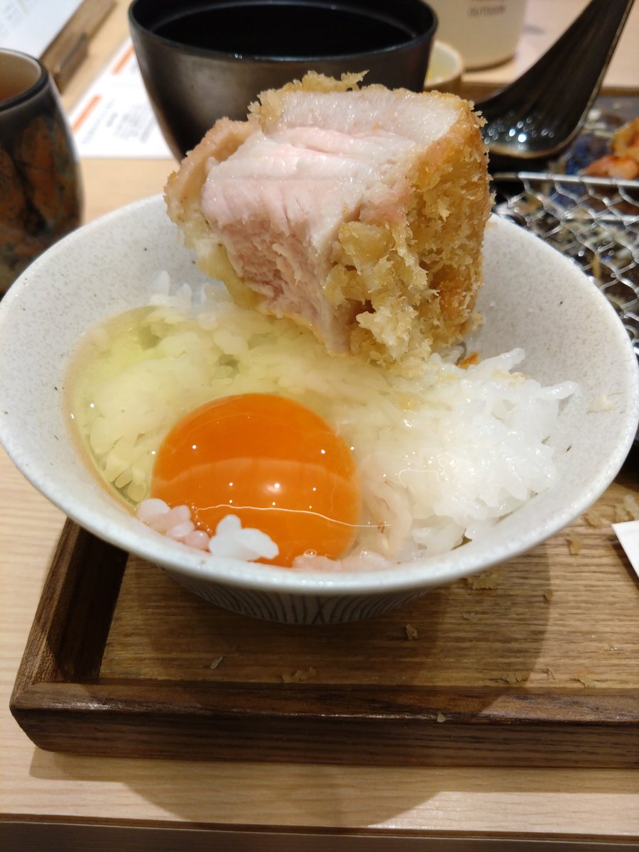GunSo_0817's tweet photo. 15:00頃にバナナマンのせっかくグルメで紹介されてたとんかつ屋さんへ

極厚にも関わらず、お肉は柔らかくて脂身は甘い😆

贅沢な昼メシを堪能しました😊 https://t.co/dzWc77fJzF