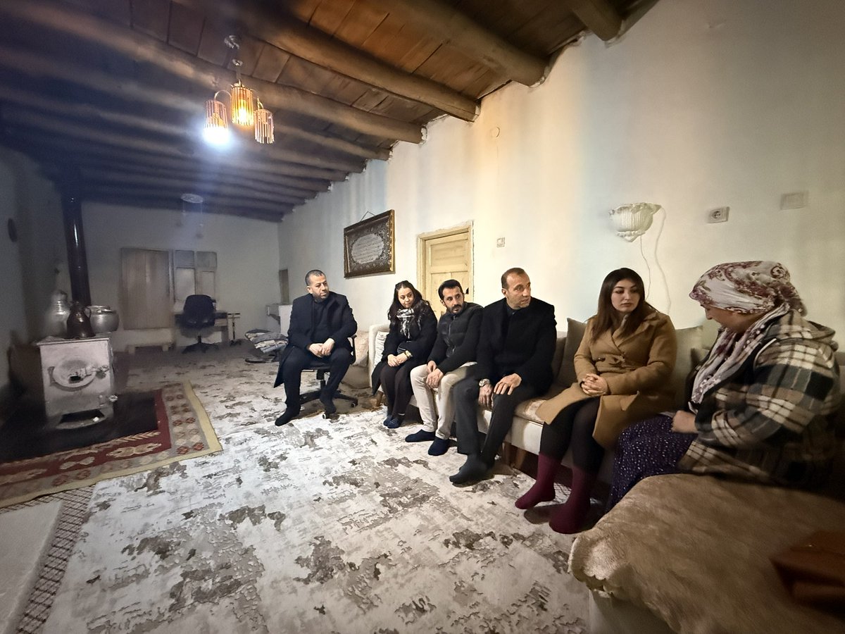 BurhanYASAR30's tweet photo. Yoğun kar yağışı nedeniyle evlerinin bazı bölümlerinde yıkılmalar meydana gelen vatandaşımızı ziyaret ederek geçmiş olsun dileklerimizi ilettik. Zor zamanlarda devlet–millet dayanışmasının ne kadar kıymetli olduğunu bir kez daha gördük. Vatandaşımızın yaşadığı mağduriyetin en kısa sürede giderilmesi için gerekli mercilere ilettik. Sürecin takipçisi olacağız. Rabbim ülkemizi ve milletimizi her türlü afetten muhafaza etsin. 

@RTErdogan
@Akparti
@abuyukgumus
@omerrcelik
@acarfaruka 
@MustafaAlkayis
@EyupEroglu60 
@byildiz63
@Recep_ayd25
@KayaZeydin