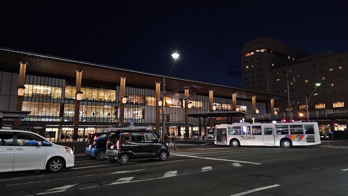 3年前、大卒の若者2男女人と仕事をして、とても仲良くなった。
現在2人は東海地方にいるけど、年に数回長野に来て遊んでもらってる。
今日も今日とて飲みにさそってくれて、、、
ありがたいね！

写真は大都市長野駅です！
遊びにきてね〜🤭🤭