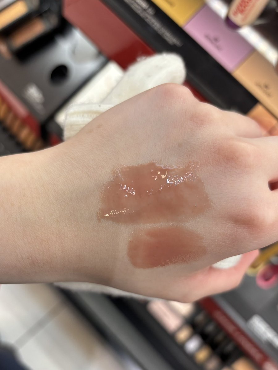 위 Makeup Forever Wherever Walnut
아래 Anastasia Deep Taupe

아나스타샤 딥 토프 유명하대서 발색해봤는데 개인적으로 왓에버 월넛이 더 예쁨
너무 끈적해서 바람 부는 날엔 머리카락이 전부 입술에 붙긴 하지만 -_-;;
Mac Modesty 위에 발랐을 때 내 인생 최고의 누드립 됐음