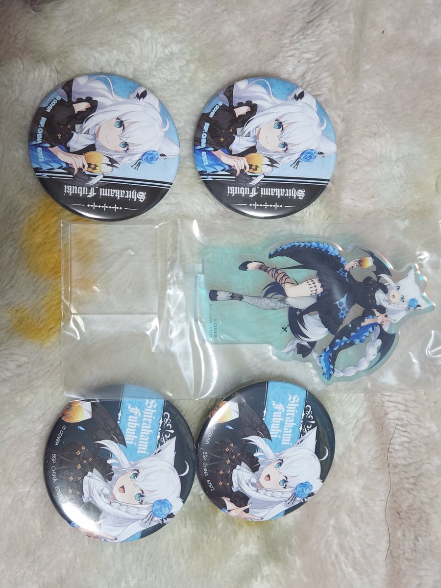 缶バッジ アクスタ 今日の戦利品 いやぁまさかししろんのフィギュアが当たるとは思わ