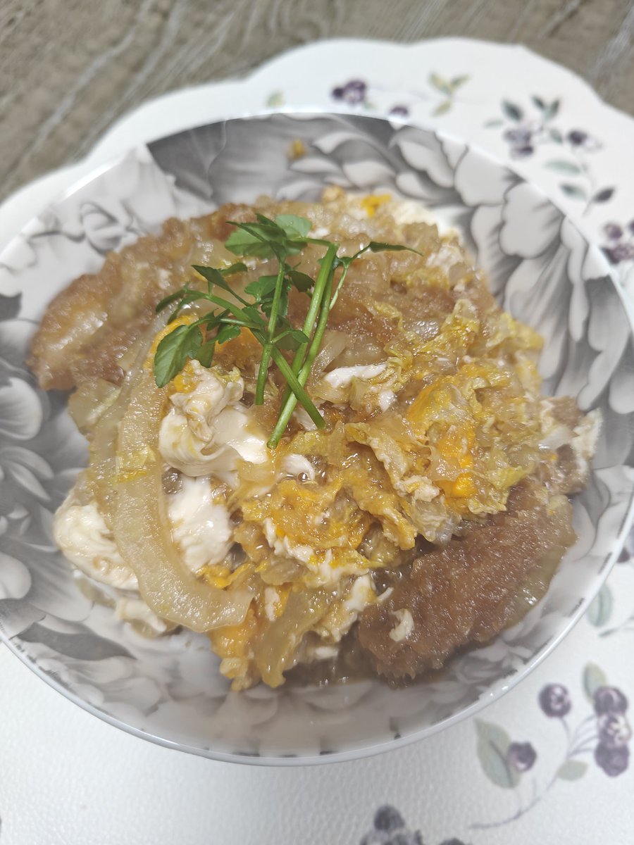 ShokoMama531's tweet photo. 夫用の晩ごはんはカツ丼です。
夫はカツ丼が大好きで、私はカツ丼が苦手なのです…。
夫婦で別の物を食べるのも有りですよね〜。
喜んでもらえたのでIt's all good. 👍
#おうちごはん #Twitter家庭料理部
#カツ丼 #KatsuDon #Formyhubby https://t.co/iTf5jeUVQQ