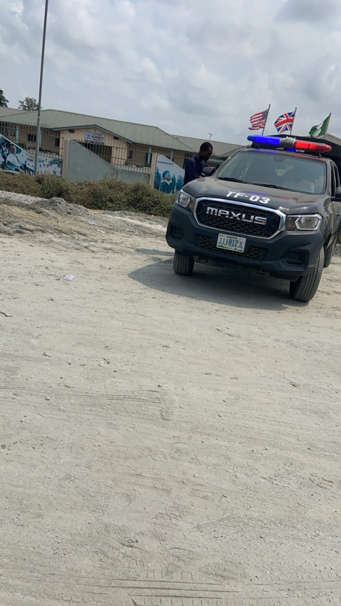 Alhdre01's tweet photo. @NigerianNavy one of your men assigned to @DangoteGroup to control traffic on the eleko refinery road git my car and that of a Toyota Prado behind me to the extent of broking my car windshield and even threaten to shoot me if I question him.
I couldn't get his service number but https://t.co/99nn7PSn9z