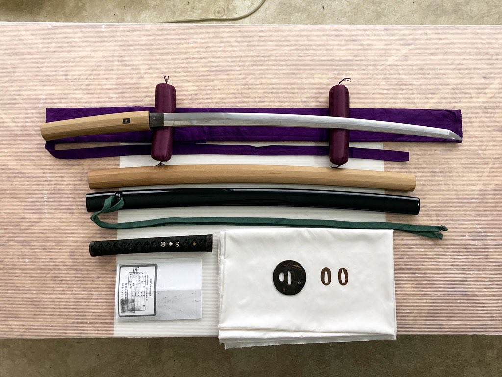 刀持ち手 ここ数日TLで刀剣所持に関する誤解やらが騒がしいけど、ついこの前まで