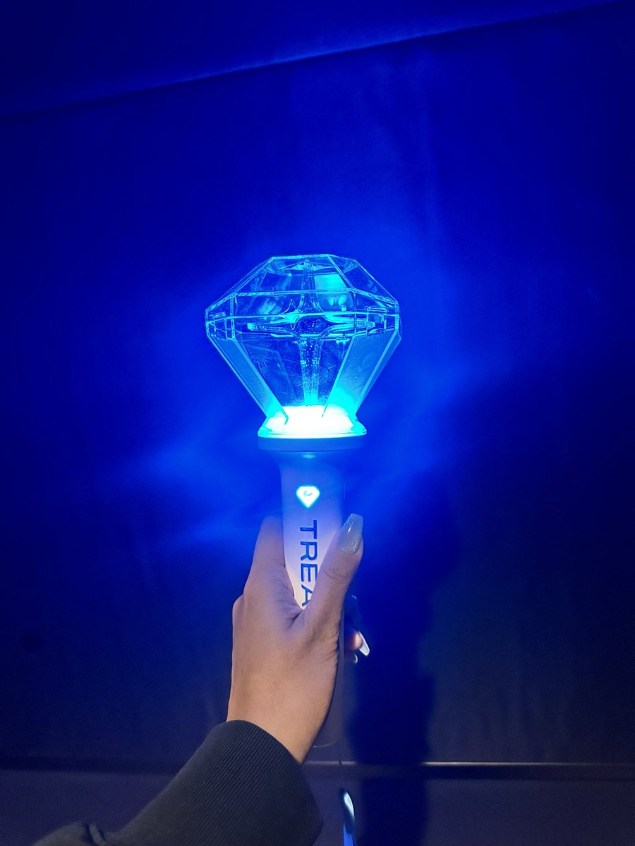 BBKSHOP_PH's tweet photo. 📍 K-Arena Yokohama! Of course, I’m using the ver 2. 🥰 https://t.co/EChyacKu6r