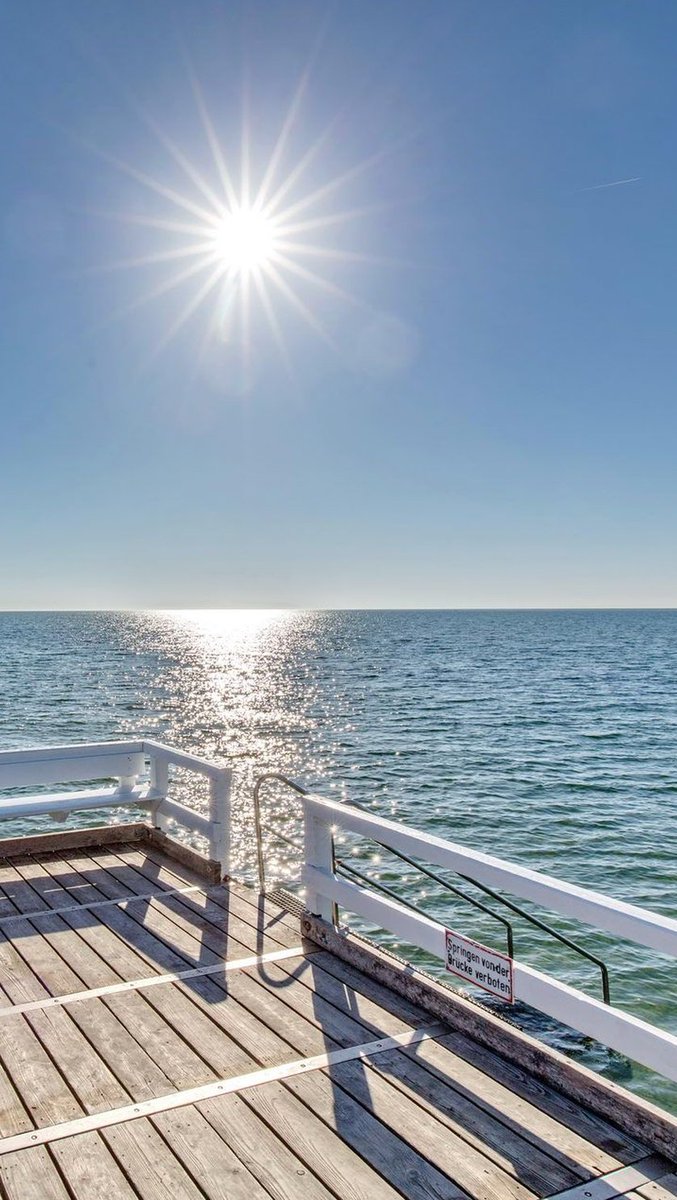 bethwards's tweet image. 友達とのグループチャット、既読スルーのタイミング難しい 🦀