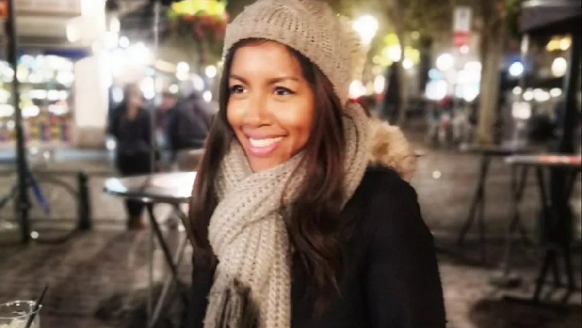 GossipRoomOff's tweet image. 🚨 Elle s’appelait Miora. Elle avait 46 ans. Elle adorait chanter, jouer du piano, et partager la musique avec ceux qu’elle aimait.

Son conjoint l’a poignardée ce mercredi, à Bois-Colombes (Hauts-de-Seine). Il a également grièvement blessé leur fille de 9 ans. C'est le 3ème…