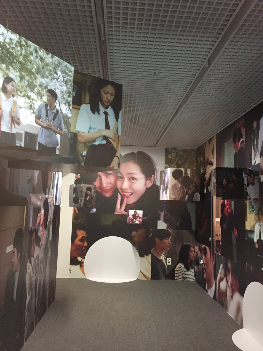 2venth's tweet image. 서울영화센터 개관 무료 전시 보러옴 ! ! 

올드보이 오대수 방이랑
내머릿속의지우개의 포스트잇 잔뜩 붙여진 수진과철수의 집….
8월의크리스마스의 초원사진관까지
구현되어있어서 재밌었어요 🕺🏻🕺🏻