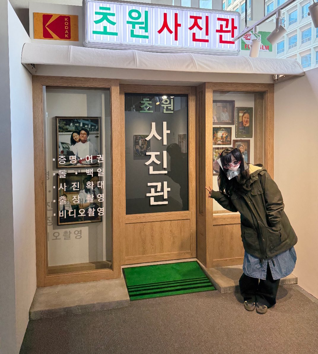 2venth's tweet image. 서울영화센터 개관 무료 전시 보러옴 ! ! 

올드보이 오대수 방이랑
내머릿속의지우개의 포스트잇 잔뜩 붙여진 수진과철수의 집….
8월의크리스마스의 초원사진관까지
구현되어있어서 재밌었어요 🕺🏻🕺🏻