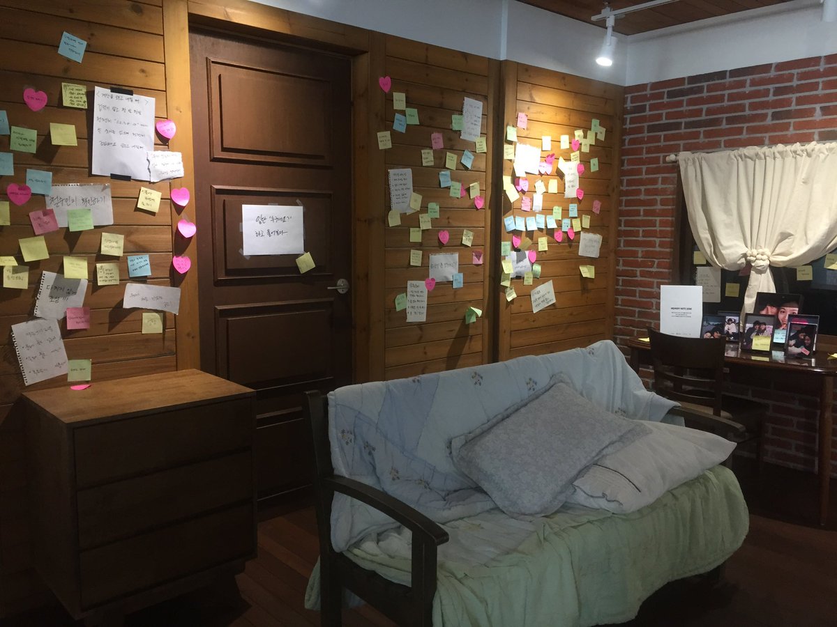 2venth's tweet image. 서울영화센터 개관 무료 전시 보러옴 ! ! 

올드보이 오대수 방이랑
내머릿속의지우개의 포스트잇 잔뜩 붙여진 수진과철수의 집….
8월의크리스마스의 초원사진관까지
구현되어있어서 재밌었어요 🕺🏻🕺🏻