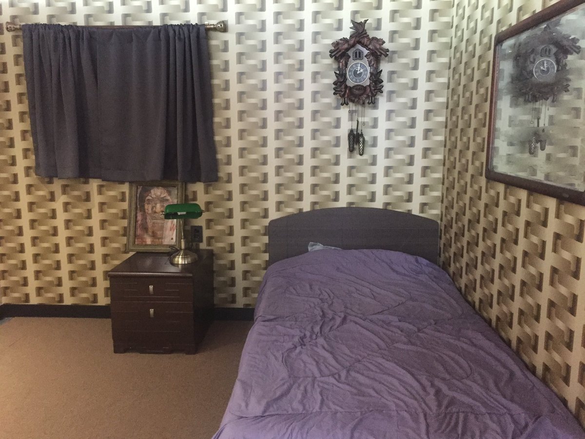 2venth's tweet image. 서울영화센터 개관 무료 전시 보러옴 ! ! 

올드보이 오대수 방이랑
내머릿속의지우개의 포스트잇 잔뜩 붙여진 수진과철수의 집….
8월의크리스마스의 초원사진관까지
구현되어있어서 재밌었어요 🕺🏻🕺🏻