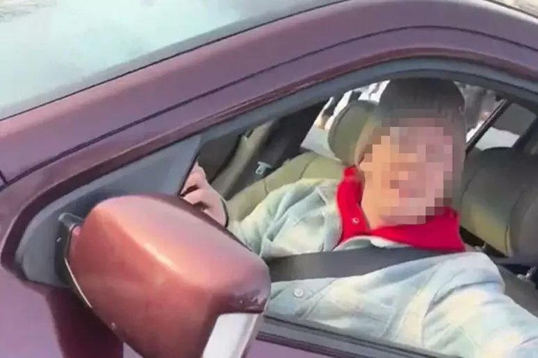 Donna uccisa a Minneapolis, le ultime parole all'agente: "Non sono arrabbiata con te". Le nuove immagini della body cam non corroborano la tesi della Casa Bianca. Continuano le proteste in città    in segno di protesta contro l'uccisione di una donna da parte di un agente